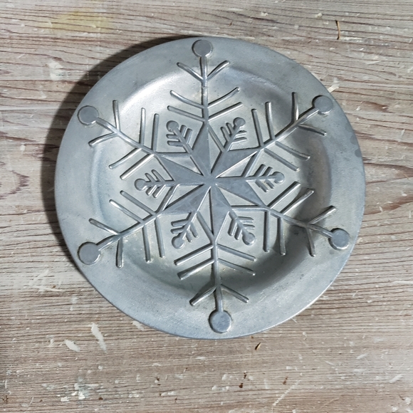 Round Pewter Snowflake Candle Pillar Plate Tray - Picture 1 of 7